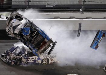 Hamlin gana Daytona 500; Newman, hospitalizado (+Video y Fotos)