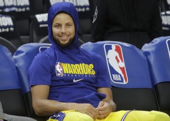 Stephen Curry seguirá sin actividad con Warriors