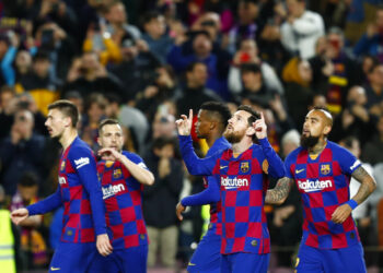 El VAR y penal tardío de Messi rescatan al Barcelona