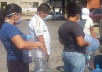 Voluntarios asistieron a centros de salud de la zona