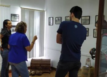 Vecinos de Lechería visitan galería municipal