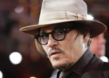 Demanda de Depp contra tabloide británico aplazada por virus
