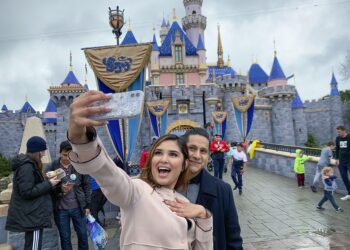 Visitantes disfrutan Disneyland antes de cierre temporal