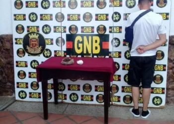 Capturaron a un presunto distribuidor de droga y otro con un arma de fuego