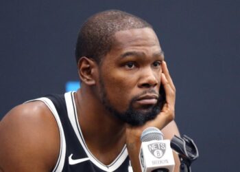 El jugador de los Nets Kevin Durant dio positivo al COVID-19
