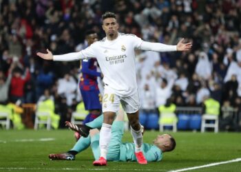 Real Madrid corta mala racha, vence a Barcelona y es líder de la Liga Santander