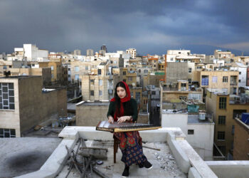 Músicos iraníes tocan en azoteas durante pandemia