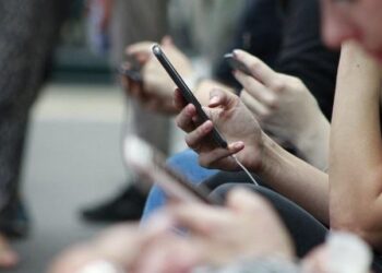 Profesionales dan orientación psicológica en línea