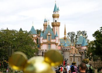 Disney licenciará a empleados de parques en 2 semanas