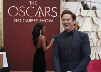 La Academia dona seis millones de dólares, concierto de Elton John regresa