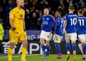 Jugadores de la Liga Premier inglesa rechazan recortes de salarios