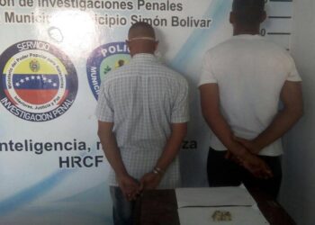 Policías atraparon a dos hombres con presunta droga