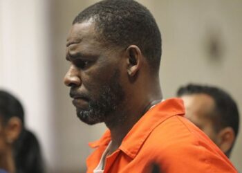 Juez: R Kelly debe permanecer encerrado en tiempos de virus