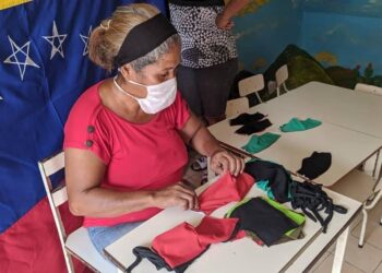 Representantes de Inamujer confeccionaron tapabocas
