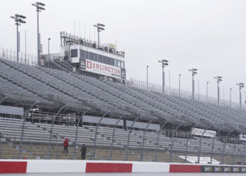 Regreso exitoso de NASCAR abriría puerta a otros deportes
