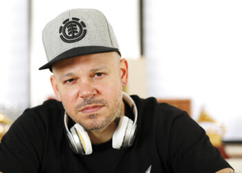 Residente reunió 113 besos de 80 países en nuevo video