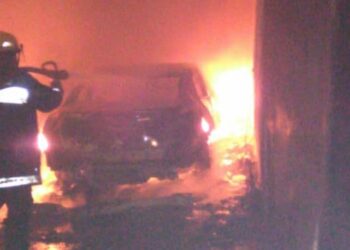 Un automóvil se quemó supuestamente por una falla eléctrica