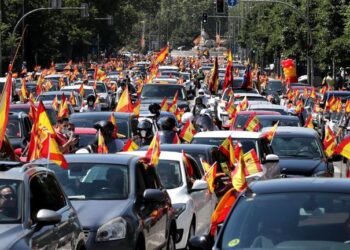 Españoles protestaron en carro para denunciar la gestión de Sánchez