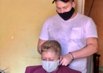 Abuelas de Lechería recibieron regalo por el Día de las Madres