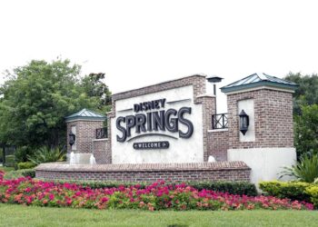 Disney Springs reabre con advertencia sobre riesgo de virus