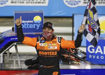 Elliott gana carrera de camionetas; rompe racha de Busch en NASCAR