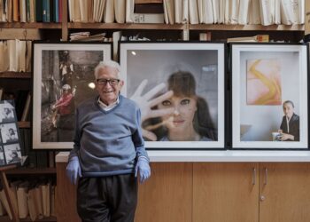 Famoso fotógrafo de guerra sobrevive el virus a los 97 años