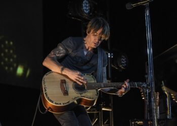 Keith Urban da concierto en autocine para trabajadores de salud