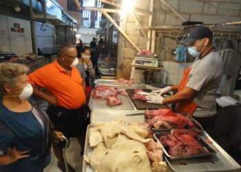 ﻿Funcionarios de seguridad no están exigiendo uso de guantes en mercado porteño