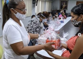 Futuras madres guanteñas recibieron donativos