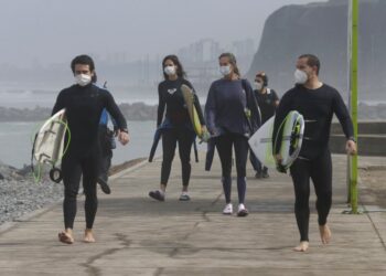 Tras cuarentena, surfistas regresan a las olas en Perú