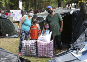 AP: Migrantes venezolanos hacen largo viaje de regreso