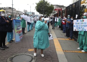 Médicos y enfermeras piden mejores condiciones en Perú