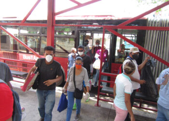 Normativa de distanciamiento en BTR genera largas esperas en estaciones