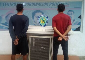 Policías rescatan a dos hombres a punto de ser linchados