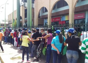 Bancos se llenaron de clientes en segundo día se flexibilización