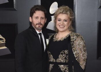 Kelly Clarkson pide divorcio tras casi 7 años de matrimonio