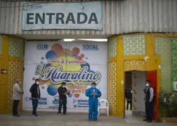 Desde una discoteca médicos salen a atender enfermos de COVID-19 a casas de Lima