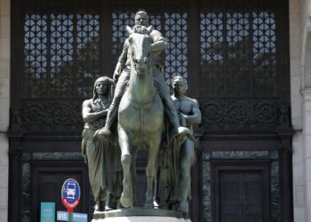 Museo retirará controvertida estatua de Roosevelt