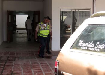 Murió un conductor en vuelco de camión