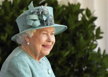 Ceremonia reducida en cumpleaños oficial de la reina Isabel