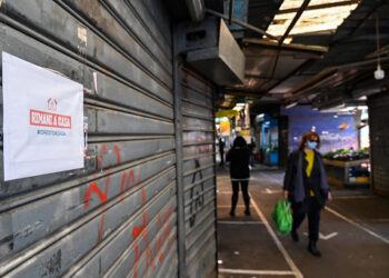 Italia pide que más personas obtengan la aplicación de virus
