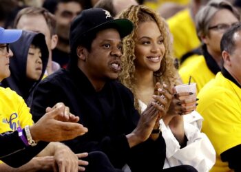 Artistas y disqueras apagan la música en medio de agitación