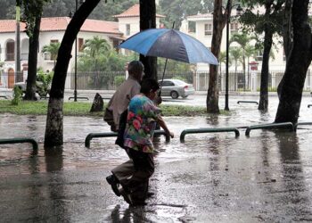 Áreas nubladas y descargas eléctricas se esperan para este jueves en gran parte del país