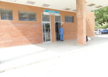 Murió un hombre al caer y golpearse la cabeza