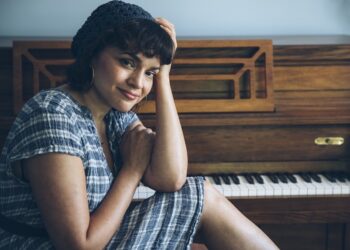 Levántame del piso, pide Norah Jones en su nuevo álbum