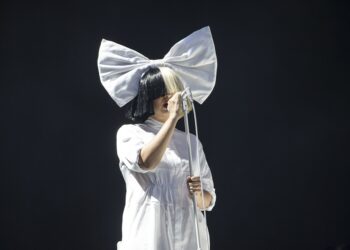 Fan mexicana con cáncer recibe aval de Sia para hacer video