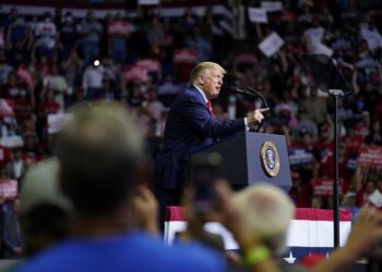 Trump: Estados Unidos hace "un trabajo demasiado bueno" con los test