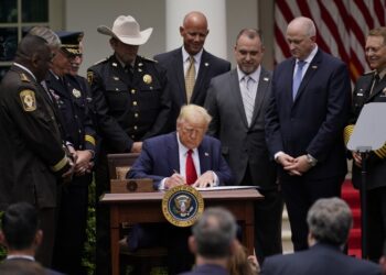 Trump firmó decreto presidencial para cambios en la policía de EE.UU