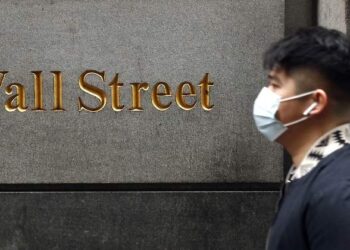 Wall Street oscila al mediodía, ascenso va perdiendo impulso