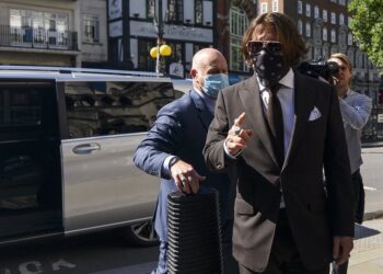 Depp dice excrementos en la cama acabaron con su matrimonio